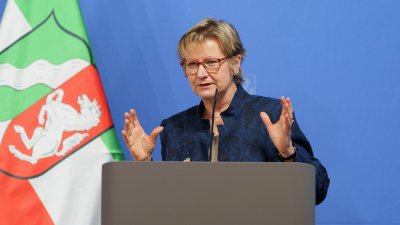 Sylvia Löhrmann hält eine Rede an einem Rednerpult