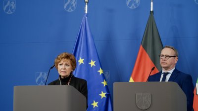 Justizminister Limbach und die Opferbeauftragte Havliza sprechen auf der Pressekonferenz am Rednerpult
