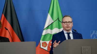 Justizminister Limbach spricht am Rednerpult