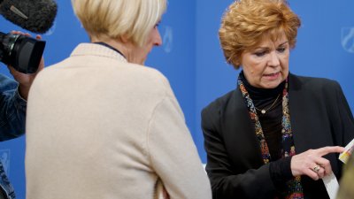 Opferbeauftragte Havliza gibt ein Pressestatement