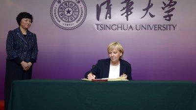 Ministerpräsidentin Hannelore Kraft trägt sich in das Gästebuch der Tsinghua Universität ein