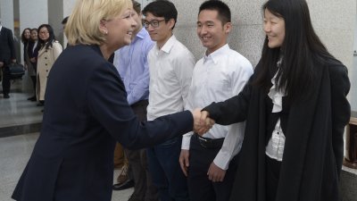 Ministerpräsidentin Hannelore Kraft begrüßt Studenten der Tsinghua University