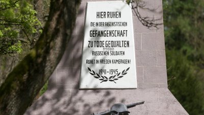 Denkmal mit der Inschrift "Hier ruhen die in der faschistischen Gefangenschaft zu Tode gequälten 65.000 russischen Soldaten. Ruhet in Frieden! 1941 bis 1945"