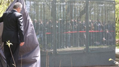 Bundespräsident Joachim Gauck enthüllt eine Gedenkstehle