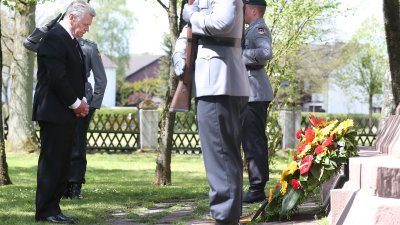 Bundespräsident Joachim Gauck gedenkt sowjetischer Kriegsgefangener und Kriegstoter