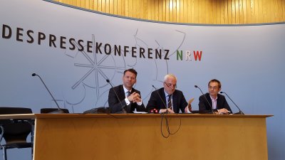 Pressekonferenz von Wirtschaftsminister Garrelt Duin und DWNRW-Beauftragtem Prof. Dr. Tobias Kollmann zur Bekanntgabe von regionalen Zentren für die digitale Wirtschaft