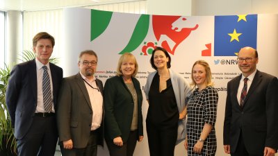 Ministerpräsidentin Hannelore Kraft (3.v.l.) und Europaminister Franz-Josef Lersch-Mense (r.) sind am Freitag, 3. Februar 2017, in Brüssel mit den Europaparlaments-Abgeordneten Jens Geier (2.v.l.), Kathleen Van Brempt (3.v.r.) und Jytte Guteland (2.v.r.) zu einem Gespräch zusammengekommen.
