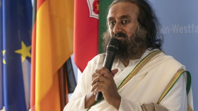 Ministerpräsident Laschet begrüßt den internationalen Friedensbotschafter Sri Sri Ravi Shankar im Landeshaus