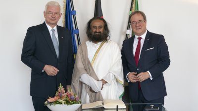 Ministerpräsident Laschet begrüßt den internationalen Friedensbotschafter Sri Sri Ravi Shankar im Landeshaus