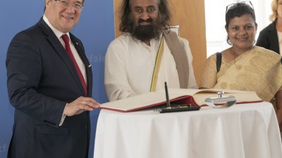 Ministerpräsident Laschet begrüßt den internationalen Friedensbotschafter Sri Sri Ravi Shankar im Landeshaus