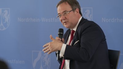 Ministerpräsident Laschet begrüßt den internationalen Friedensbotschafter Sri Sri Ravi Shankar im Landeshaus