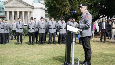 Ministerpräsident Armin Laschet verleiht das Fahnenband des Landes an die Panzerbrigade 21 „Lipperland“ der Bundeswehr in Detmold