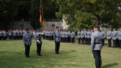 Ministerpräsident Armin Laschet verleiht das Fahnenband des Landes an die Panzerbrigade 21 „Lipperland“ der Bundeswehr in Detmold