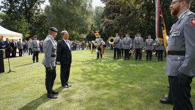 Ministerpräsident Armin Laschet verleiht das Fahnenband des Landes an die Panzerbrigade 21 „Lipperland“ der Bundeswehr in Detmold