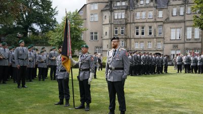 Ministerpräsident Armin Laschet verleiht das Fahnenband des Landes an die Panzerbrigade 21 „Lipperland“ der Bundeswehr in Detmold