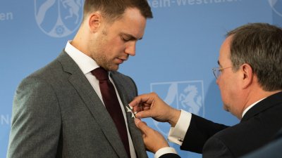 Manuel Neuer erhält den Verdienstorden des Landes Nordrhein-Westfalen