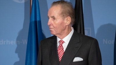 Ministerpräsident Laschet händigt engagierten Bürgern den Bundesverdienstorden aus
