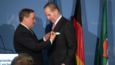 Ministerpräsident Laschet händigt engagierten Bürgern den Bundesverdienstorden aus