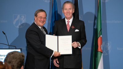 Ministerpräsident Laschet händigt engagierten Bürgern den Bundesverdienstorden aus