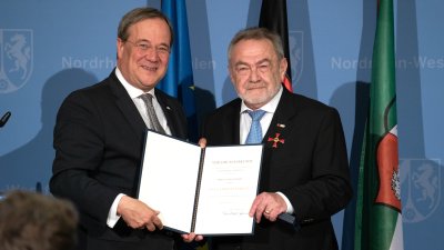 Ministerpräsident Laschet händigt engagierten Bürgern den Bundesverdienstorden aus