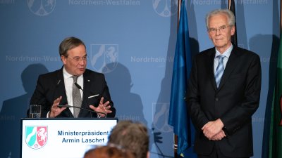 Ministerpräsident Laschet händigt engagierten Bürgern den Bundesverdienstorden aus