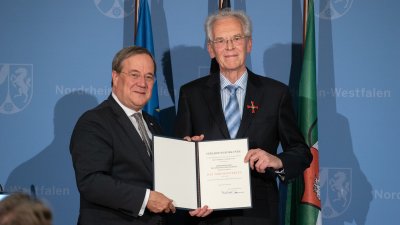 Ministerpräsident Laschet händigt engagierten Bürgern den Bundesverdienstorden aus