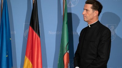 Ministerpräsident Laschet händigt engagierten Bürgern den Bundesverdienstorden aus
