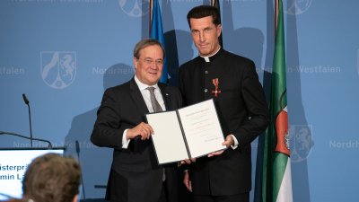 Ministerpräsident Laschet händigt engagierten Bürgern den Bundesverdienstorden aus