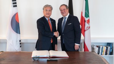 Ministerpräsident Armin Laschet empfängt den Botschafter der Republik Korea in Deutschland zu seinem Antrittsbesuch