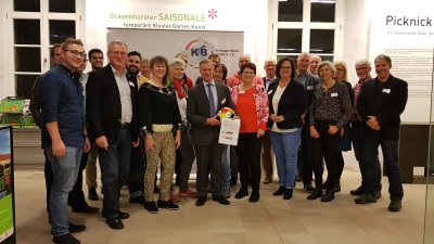 Staatssekretärin Andrea Milz mittig im Halbkreis der Vereinsmitglieder vom Kreissportbund Steinfurt.