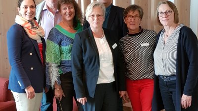 Staatssekretärin Andrea Milz mit den Mitarbeitern vom Elisabeth Hospitz.