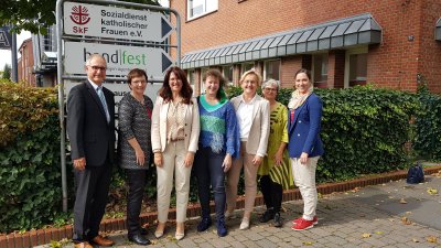 Staatssekretärin Andrea Milz mit MItarbeitern von Handfest vor deren Gebäude  in Ahaus.