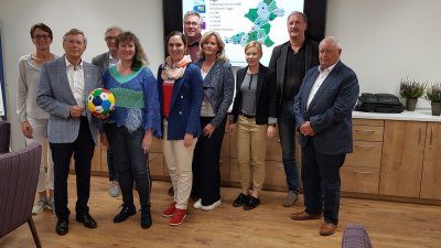 Staatssekretärin Andrea Milz mit den Mitarbeitern vom Kreissportbund Borken in deren Vereinsraum.