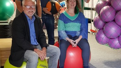 Staatssekretärin Andrea Milz mit den Mitarbeitern vom TV Rhede.