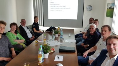 Staatssekretärin Andrea Milz mit Mitgliedern des Kreissportbundes Coesfeld an einem langen Tisch sitzend.