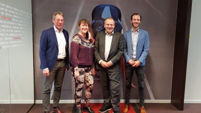 Staatssekretärin Milz vor dem Büro des euopäischen olympischden Komitees
