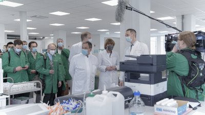 Ministerpräsident Armin Laschet besucht ein Corona-Virus-Test-Labor