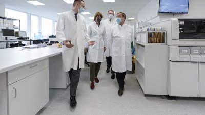 Ministerpräsident Armin Laschet besucht ein Corona-Virus-Test-Labor