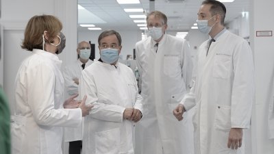 Ministerpräsident Armin Laschet besucht ein Corona-Virus-Test-Labor