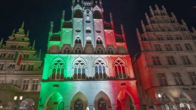 Nordrhein-Westfalen leuchtet: Zum 74. Landesgeburtstag erstrahlen historische Bauwerke in den Landesfarben