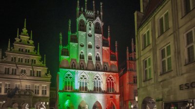 Nordrhein-Westfalen leuchtet: Zum 74. Landesgeburtstag erstrahlen historische Bauwerke in den Landesfarben