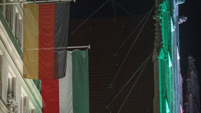Nordrhein-Westfalen leuchtet: Zum 74. Landesgeburtstag erstrahlen historische Bauwerke in den Landesfarben