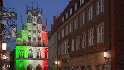 Nordrhein-Westfalen leuchtet: Zum 74. Landesgeburtstag erstrahlen historische Bauwerke in den Landesfarben