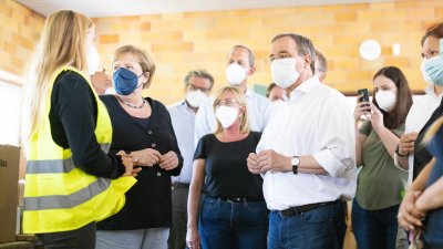 Bundeskanzlerin Angela Merkel und Ministerpräsident Armin Laschet in Bad Münstereifel