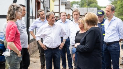 Bundeskanzlerin Angela Merkel und Ministerpräsident Armin Laschet in Bad Münstereifel