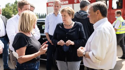 Bundeskanzlerin Angela Merkel und Ministerpräsident Armin Laschet in Bad Münstereifel
