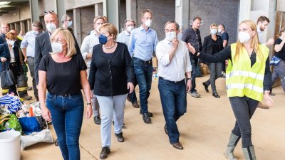 Bundeskanzlerin Angela Merkel und Ministerpräsident Armin Laschet in Bad Münstereifel