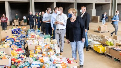 Bundeskanzlerin Angela Merkel und Ministerpräsident Armin Laschet in Bad Münstereifel