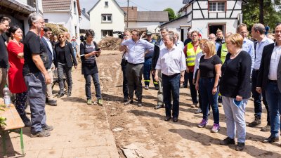 Bundeskanzlerin Angela Merkel und Ministerpräsident Armin Laschet in Bad Münstereifel