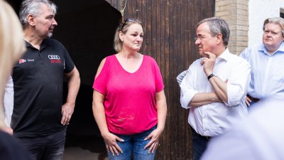Bundeskanzlerin Angela Merkel und Ministerpräsident Armin Laschet in Bad Münstereifel